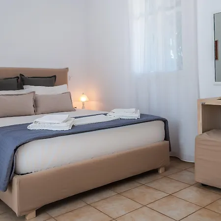 ホテル Pente Elies Milos ポロニア