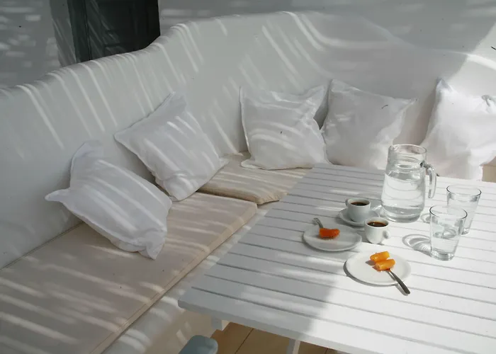 Pente Elies Milos Hotel 3*