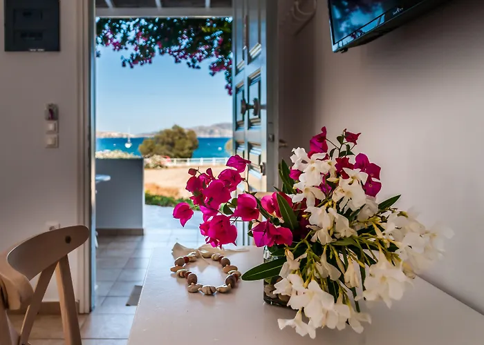 Pente Elies Milos Hotel Pollonia