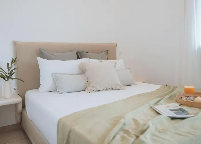 Pente Elies Milos Hotel Pollonia