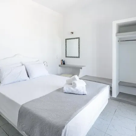 Pente Elies Milos Hotel