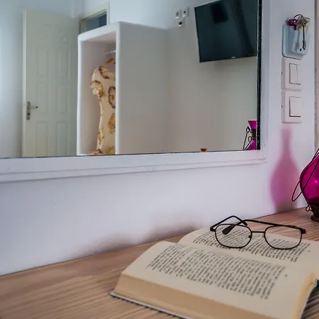 Pente Elies Milos Hotel 3*