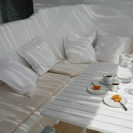 Pente Elies Milos Hotel 3*