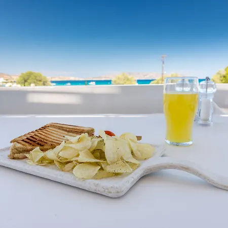 Pente Elies Milos Hotel