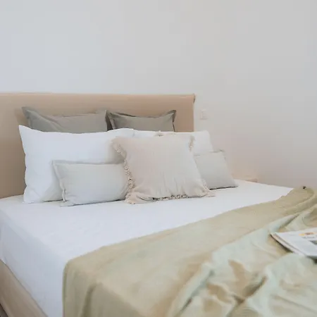 Pente Elies Milos Hotel Pollonia