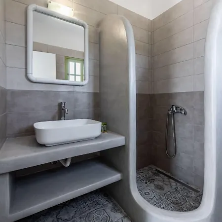 Pente Elies Milos Hotel