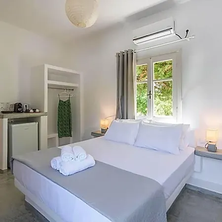 Pente Elies Milos Hotel