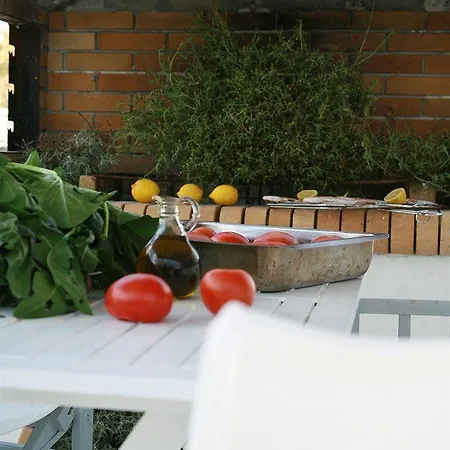 Pente Elies Milos Hotel 3*