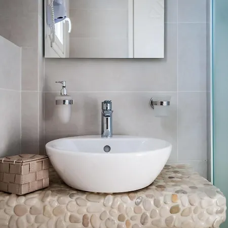 Pente Elies Milos Hotel