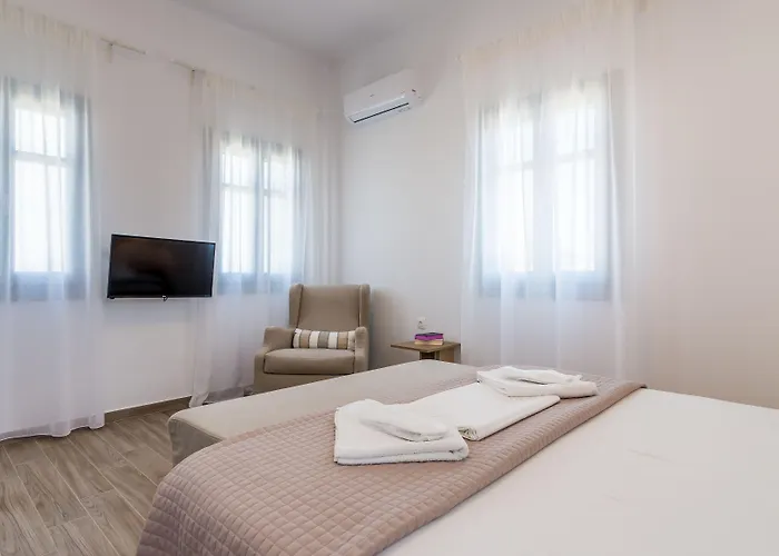 Pente Elies Milos Hotel Pollonia