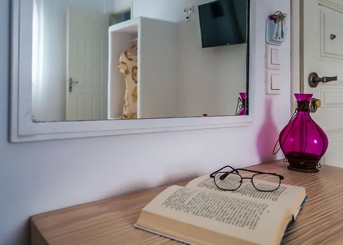 Pente Elies Milos 호텔 3*