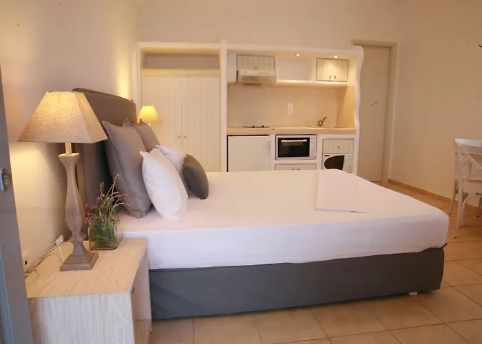 Pente Elies Milos Hotel 3*