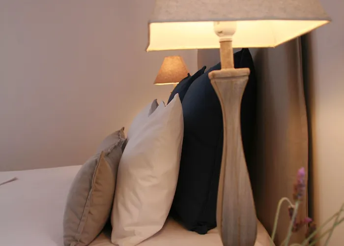 Pente Elies Milos Hotel Pollonia