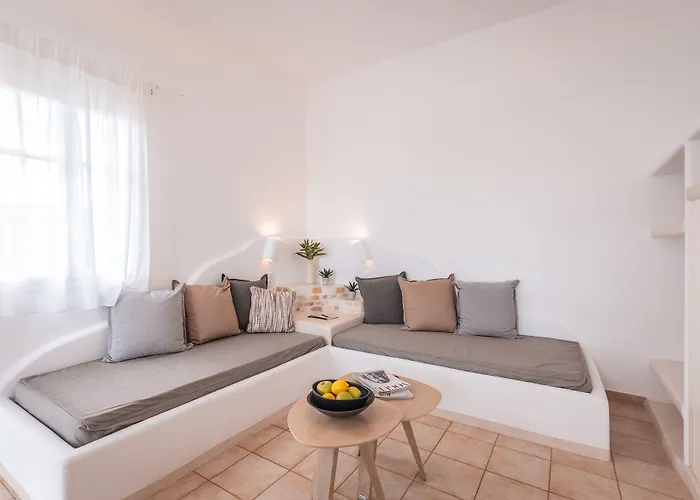 Pente Elies Milos Hotel Pollonia